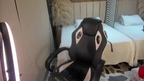 Snapshot of sweetnova_ chatting on 07/05/26, 12:39 Sweet Nova online show from 07/05/26, 12:39