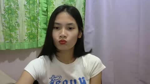 Snapshot of sweetsexygirl20 chatting on 02/23/25, 12:27 Mia online show from 02/23/25, 12:27