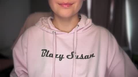 Snapshot of sweetssmashed chatting on 10/24/25, 10:39 sweetssmashed online show from 10/24/25, 10:39