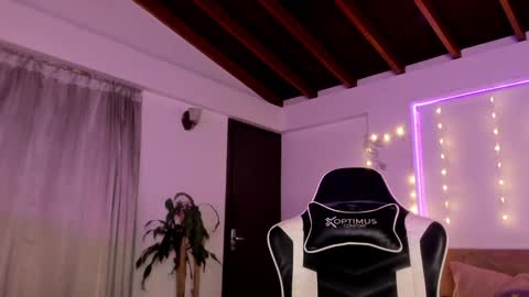 Cat independent model  online show from 12/12/24, 05:42