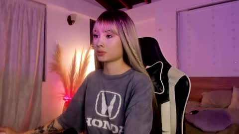 Cat independent model  online show from 02/22/25, 07:01