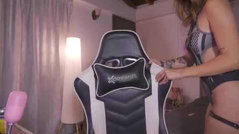 Cat independent model  online show from 09/25/25, 02:26