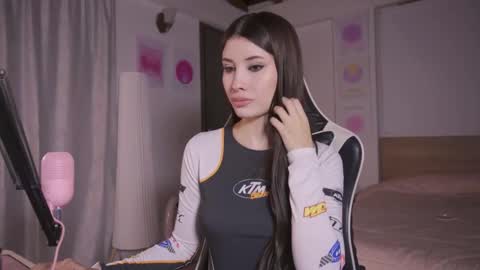 Cat independent model  online show from 11/05/25, 02:00