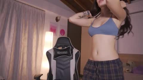 Cat independent model  online show from 11/24/25, 12:54