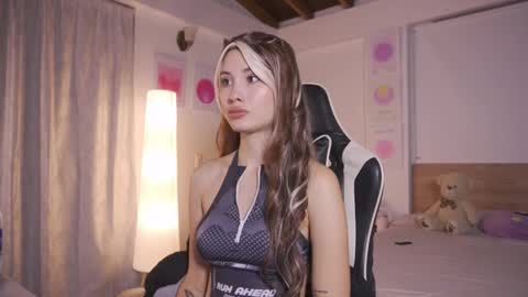 Cat independent model  online show from 11/28/25, 01:41