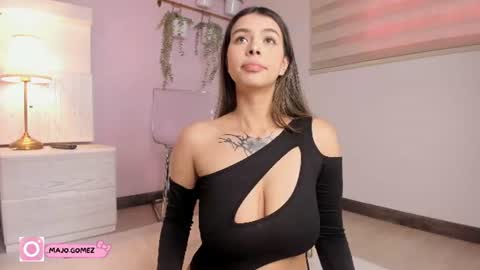 Snapshot of sweett_mia1 chatting on 07/16/26, 01:50 M I A online show from 07/16/26, 01:50
