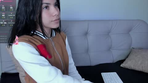 Snapshot of sweett_petite chatting on 12/17/24, 05:04    online show from 12/17/24, 05:04