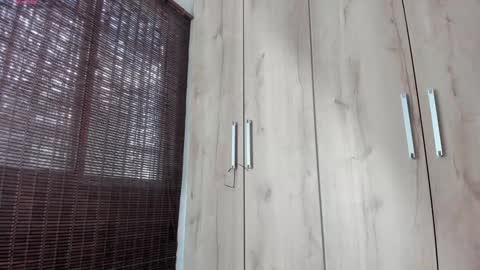 Snapshot of sweett_petite chatting on 12/19/24, 04:35    online show from 12/19/24, 04:35
