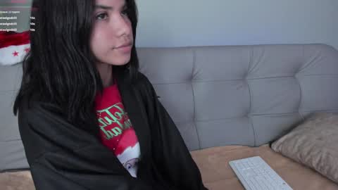 Snapshot of sweett_petite chatting on 12/19/24, 08:02    online show from 12/19/24, 08:02