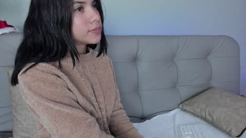Snapshot of sweett_petite chatting on 12/20/24, 10:43    online show from 12/20/24, 10:43