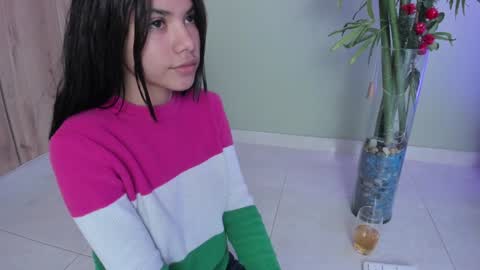 Snapshot of sweett_petite chatting on 12/24/24, 07:33    online show from 12/24/24, 07:33
