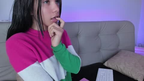 Snapshot of sweett_petite chatting on 12/24/24, 10:39    online show from 12/24/24, 10:39