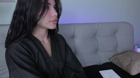 Snapshot of sweett_petite chatting on 01/03/25, 04:37    online show from 01/03/25, 04:37