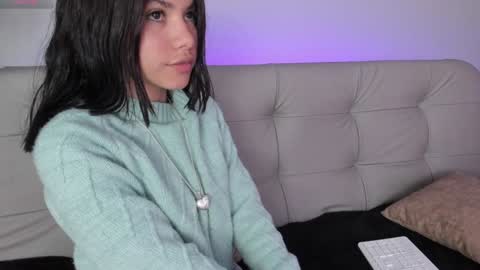 Snapshot of sweett_petite chatting on 01/07/25, 04:37    online show from 01/07/25, 04:37