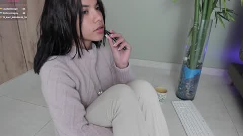 Snapshot of sweett_petite chatting on 01/10/25, 12:06    online show from 01/10/25, 12:06