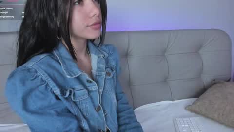 Snapshot of sweett_petite chatting on 01/10/25, 04:41    online show from 01/10/25, 04:41