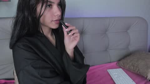 Snapshot of sweett_petite chatting on 01/11/25, 10:40    online show from 01/11/25, 10:40