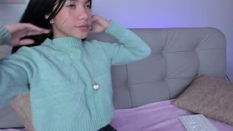 Snapshot of sweett_petite chatting on 01/18/25, 04:42    online show from 01/18/25, 04:42