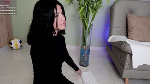 Snapshot of sweett_petite chatting on 02/08/25, 08:10    online show from 02/08/25, 08:10
