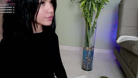 Snapshot of sweett_petite chatting on 02/08/25, 11:13    online show from 02/08/25, 11:13