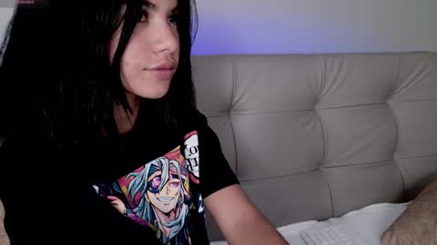 Snapshot of sweett_petite chatting on 02/11/25, 04:24    online show from 02/11/25, 04:24