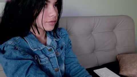 Snapshot of sweett_petite chatting on 02/16/25, 04:32    online show from 02/16/25, 04:32