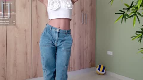 Snapshot of sweett_petite chatting on 02/18/25, 11:08    online show from 02/18/25, 11:08