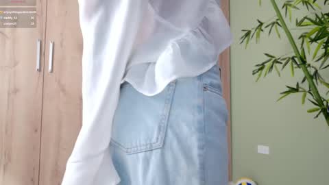 Snapshot of sweett_petite chatting on 02/25/25, 10:29    online show from 02/25/25, 10:29