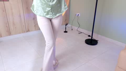 Snapshot of sweett_petite chatting on 03/06/25, 08:05    online show from 03/06/25, 08:05