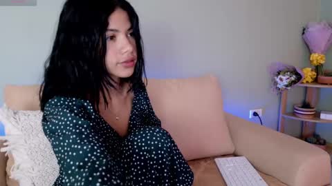 Snapshot of sweett_petite chatting on 03/08/25, 04:50    online show from 03/08/25, 04:50