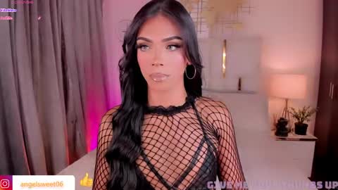 Snapshot of sweett_shinexx chatting on 04/19/26, 07:18 angel online show from 04/19/26, 07:18