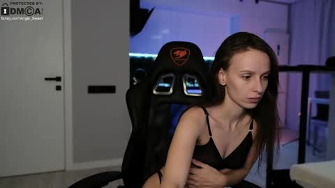 Snapshot of sweettooth20 chatting on 09/26/25, 05:39 Leila and Alex online show from 09/26/25, 05:39