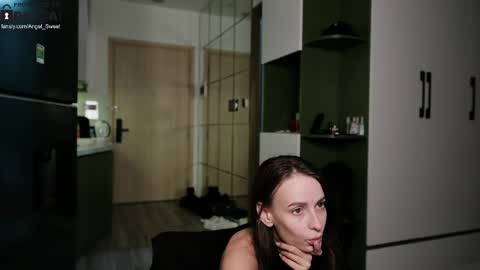 Snapshot of sweettooth20 chatting on 06/02/26, 02:41 Leila and Alex online show from 06/02/26, 02:41