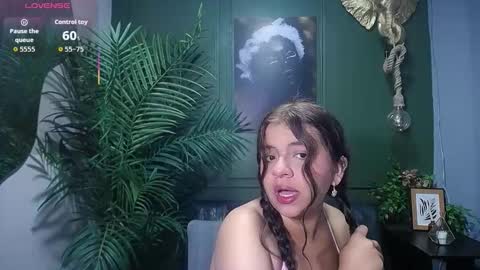 Snapshot of sweety_smilee chatting on 09/13/25, 12:27 Emma online show from 09/13/25, 12:27