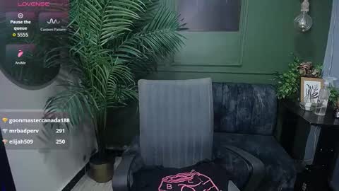 Snapshot of sweety_smilee chatting on 09/28/25, 01:16 Emma online show from 09/28/25, 01:16