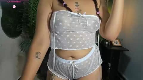 Snapshot of sweety_smilee chatting on 10/04/25, 08:07 Emma online show from 10/04/25, 08:07