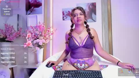 Snapshot of sweety_smilee chatting on 07/11/26, 10:44 Emma online show from 07/11/26, 10:44