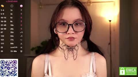 Snapshot of sweetyoops chatting on 11/14/25, 06:28 Astrid online show from 11/14/25, 06:28