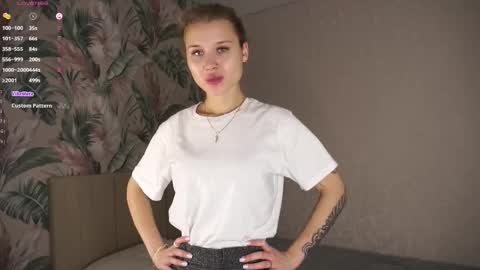 Snapshot of sweetyoops chatting on 11/28/25, 04:48 Astrid online show from 11/28/25, 04:48