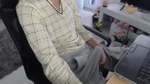 Snapshot of swetlittleboy4u chatting on 11/24/25, 08:47 SwetLittleBoy4u online show from 11/24/25, 08:47