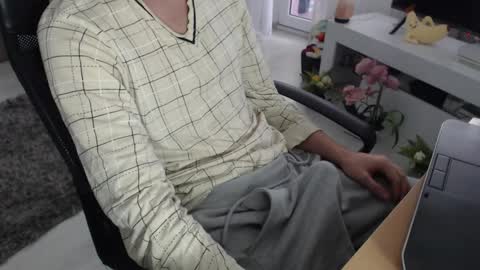 Snapshot of swetlittleboy4u chatting on 11/25/25, 08:03 SwetLittleBoy4u online show from 11/25/25, 08:03