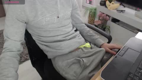 Snapshot of swetlittleboy4u chatting on 01/06/26, 10:52 SwetLittleBoy4u online show from 01/06/26, 10:52