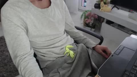 Snapshot of swetlittleboy4u chatting on 01/12/26, 10:42 SwetLittleBoy4u online show from 01/12/26, 10:42