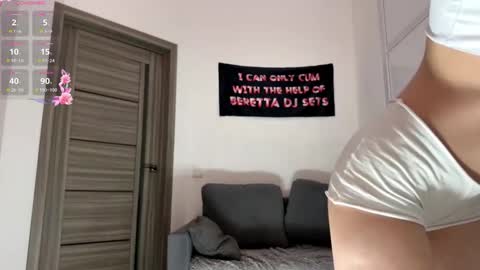 Snapshot of sydneyhackathorn chatting on 03/18/26, 05:05 Mona online show from 03/18/26, 05:05