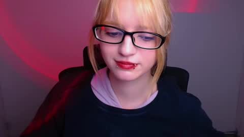 Snapshot of syfer_loon chatting on 11/27/25, 01:24 Syfer online show from 11/27/25, 01:24