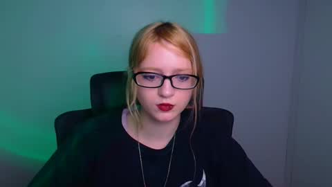 Snapshot of syfer_loon chatting on 11/28/25, 06:27 Syfer online show from 11/28/25, 06:27