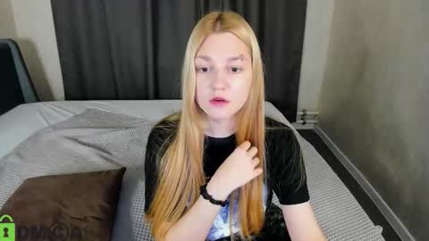 Snapshot of sylvia_ortiz chatting on 10/19/25, 01:12 Sylvia online show from 10/19/25, 01:12