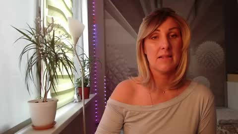 Snapshot of sylviathemodel chatting on 04/23/26, 06:58 Sylvia online show from 04/23/26, 06:58