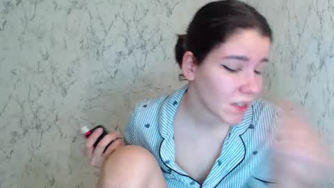 Snapshot of syrendixon chatting on 12/18/25, 10:10 SyrenDixon online show from 12/18/25, 10:10