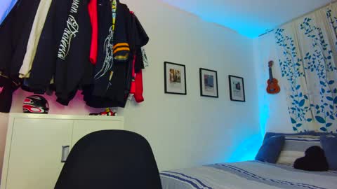 Snapshot of t0n3r chatting on 09/15/25, 01:05 TONER online show from 09/15/25, 01:05